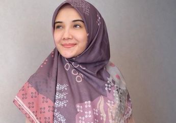 Berpenampilan Stylish, Ini Gaya Hijab Zaskia Sungkar Kenakan Rok Plisket Kekinian