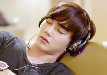 Hati-hati! Tidur Sambil Mengenakan Headset Bisa Berakibat Fatal, Pria ini Bahkan Sampai Jadi Tuli!