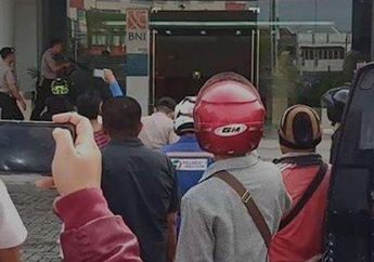 Ada Pria Hendak Bakar Kantor BNI Dumai hingga Polisi Lepas Tembakan, Warga Malah Asyik Rekam Kejadian dari Dekat