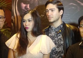 Seakan Tak Ingin Lepas, Aura Kasih Didampingi Sang Suami saat Gala Premier The Scared Riana