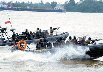 Semua Dilakukan Sendirian dan Tanpa Senjata, Personel Kopaska TNI AL Ini Berhasil Menyusup ke Kapal Perang Malaysia, Lalu Dia Mengusirnya dari Perairan Milik Indonesia