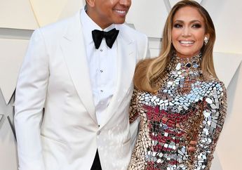 Potret Romantis Saat Jlo Dilamar Sang Kekasih di Tepi Pantai