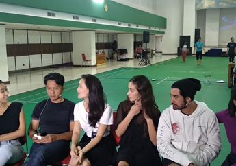 Atiqah Hasiholan, Reza Rahardian dan Pemain Film Lainnya Bergabung Dalam Konser Musikal 'Cinta Tak Pernah Sederhana'