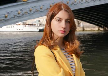 5 Gaya Modis Cassandra Lee dengan Outfit Stripes yang Chic Abis!