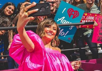 Pakai Sepatu Bot di iHeart Radio Music Award 2019, Agnez Mo Malah Dikira Pakai Celana oleh Parker Bates