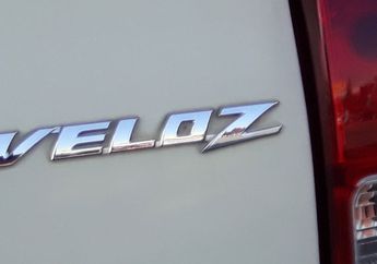 Emblem Mobil Kembali Kinclong, Cukup Pakai Sabun Cuci Piring