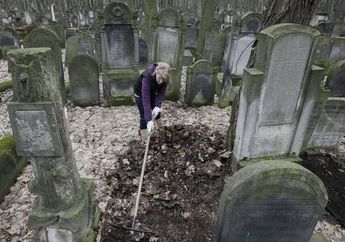 Wanita Ini Alami Trauma Saat Kunjungi Makam Ibunya dan Meminta Ganti Rugi Sebesar Rp70 Miliar