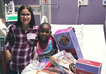 Sungguh Mulia, Gadis Berusia 11 Tahun Bagikan Boneka untuk Anak-anak Penderita Kanker: Aku Suka Melihat Senyum di Wajah Mereka