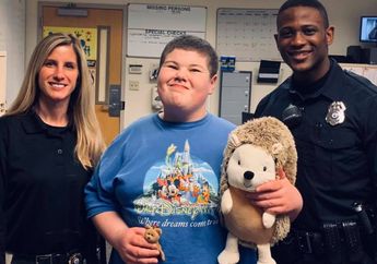 Bocah Autis ini Menghubungi 911 Setelah Kehilangan Boneka Beruang Kesayangannya, Tak Disangka Petugas Datang dan Membantunya