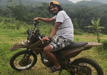 Bergaya Bak Dilan dengan Motor Gedenya, Dodit Mulyanto&nbsp;Banjir Pujian!