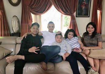 Baru Pulang Liburan, Aurel dan Azriel Langsung Datang ke Rumah KD untuk Beri Kejutan Ulang Tahun