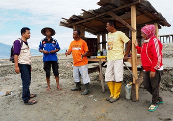Kisah Para Petani Garam di Pantai Talise