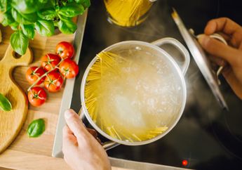 Jangan Langsung Dibuang, Ini 4 Manfaat Air Bekas Rebusan Pasta, Bisa Rendam Kaki Nyeri Hingga Cuci Piring Kotor loh