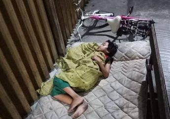 Viral Bocah Tidur di Emperan Toko dengan Kasur Lusuh, Berbekal Sepeda Kecil Pergi Mencari Bapaknya Seorang Diri
