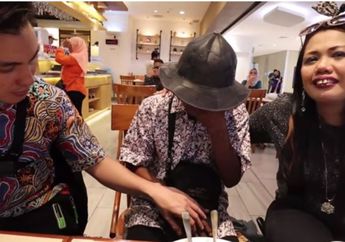 Tak Pernah Salat Selama 5 Tahun, Seorang Pemulung Menangis Saat Baim Wong Berikan Bantuan