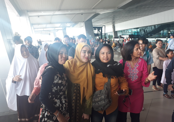 Berangkat Umrah, Ayu Ting Ting Diserbu Penggemar di Bandara Soekarno Hatta