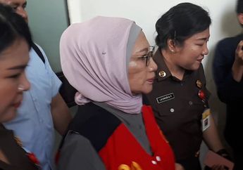 Sambil Dengarkan Keterangan Saksi, Ratna Sarumpaet Sibuk Ngunyah Permen