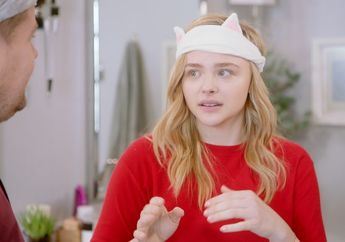 James Corden & Chloe Moretz Sebut SK-II Facial Treatment Essence Satu-satunya yang Kamu Butuhkan