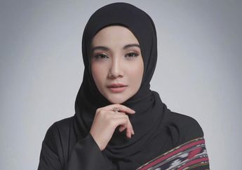 Lihat Penampilan Zaskia Sungkar Pakai Hijab Senilai Jutaan Rupiah Untuk Tampil Modis