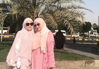 Penampilan Santun Hijab Syar'i Ayu Ting Ting Saat Menjalani Ibadah Umrah di Tanah Suci
