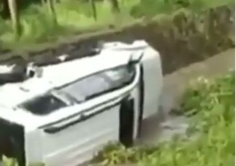 Melaju Ugal - Ugalan dan Halangi Laju Ambulans Darurat Medis, Mobil Sang Pengemudi Berakhir Masuk Parit