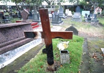 Jelas-jelas Lihat Sendiri Ayah Mertuanya Sudah Dikubur, Nyali Pria Ini Langsung Ciut Saat Ditelpon Almarhum dari Alam Kubur, Ternyata Kondisi Nisan Jadi Penyebabnya