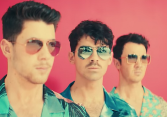 2 Anggota Jonas Brothers Menyanyikan Lirik lagu Buat Pasangan Mereka di Lagu &lsquo;Cool.&rsquo; Romantis!