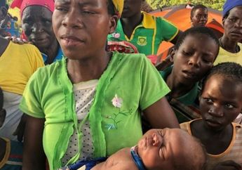 Rumahnya Hancur Diterjang Banjir, Seorang Wanita Lahirkan Bayinya di Atas Pohon Mangga