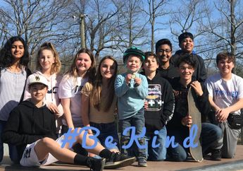 Manis Sekali! Sekelompok Remaja Mengajarkan Bocah Pengidap Autisme Bermain Skateboard di Hari Ulang Tahunnya