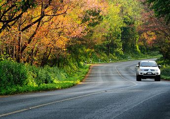 3 Teknik Menyetir yang Harus Kamu Pahami saat Melewati Tanjakan dan Turunan agar Tidak Celaka