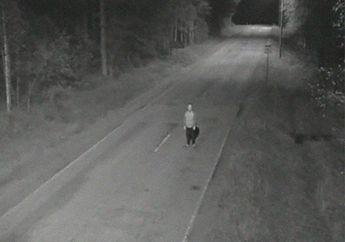 Fotografer Ini Mengabadikan Foto Dirinya di Jalan Pakai Kamera Pengawas, Namun Hasilnya Justru Bikin Ngeri!