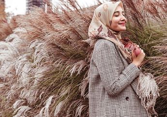 Kenakan Outfit Hijab Formal, Zaskia Sungkar Tampil Menawan dengan Paduan Warna Abu-Abu