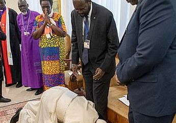 Paus Fransiskus Bawa Pesan Perdamaian di Balik Aksinya Cium Kaki Pemimpin Sudan