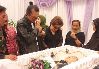 Sebelum Dimakamkan, Keluarga Mus Mulyadi Gelar Prosesi Tutup Peti dan Kebaktian
