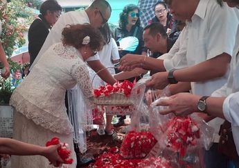 Mus Mulyadi Dimakamkan, Istri Menangis Terisak di Samping Liang Lahat