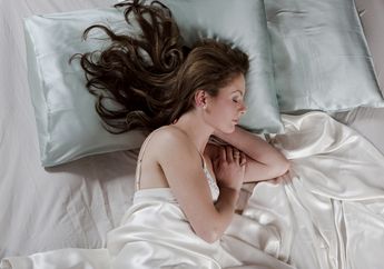 Tak Baik untuk Kesehatan, ini 7 Alasan Kamu Wajib Hindari Tidur dengan Kondisi Rambut Basah