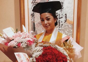 Anggun dengan Balutan Kebaya Merah Muda, Nikita Willy Resmi Jadi Sarjana Hukum!