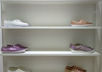5 Sepatu Keds yang Cocok Untuk Kondangan dan Hangout. Simpel & Manis!
