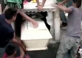 Suara Minta Tolong Terdengar Dari Dalam Kubur, Pria Ini Bongkar Makam Kekasihnya, Diduga Sang Wanita Alami Kejadian Mengerikan Ini