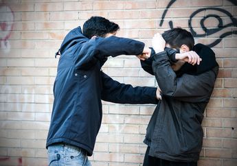 Naik Pitam Karena Istrinya Diteriaki Warga, Seorang Kades Bawa Puluhan Orang Untuk Keroyok Sambil Bawa Senjata Tajam