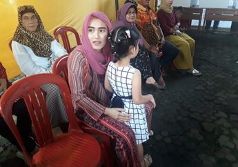 Sambil Berkobar-kobar, Ayu Ting Ting Berikan Motivasi kepada Para Warga di TPS, Ayu: Semangat! Jangan Salah Pilih!