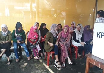 Anggunnya Ayu Ting Ting Kenakan Hijab dan Baju Pink ke TPS