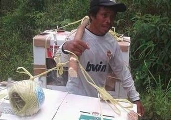 Viral! Bapak Ini Pikul Kotak Suara & Jalan Kaki Susuri Hutan Demi Sukseskan Pemilu di TPS Terpencil