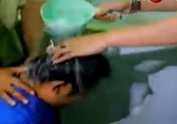 Takut Stres Setelah Pemilu, Seorang Caleg Datangi Padepokan Anti Galau Buat Mandi Kembang