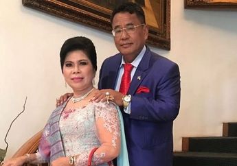 Suaminya Pengacara Kondang, Istri Hotman Paris Pakai Tas Limited Edition Seharga Rp 63 Juta Saat Foto Keluarga