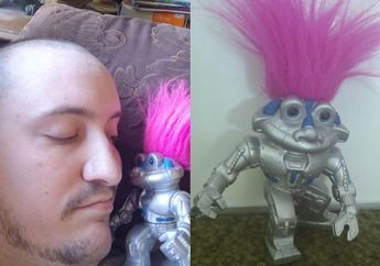 Terpikat pada Rambut Merah Muda dan Senyumannya, Pria 39 Tahun Ini Jatuh Cinta pada Sebuah Robot Mainan dan Berniat Menikahinya!