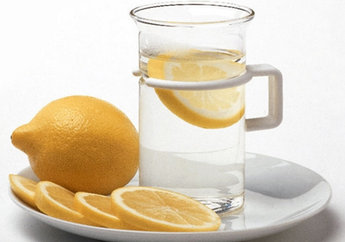 Disebut Menyehatkan, Ini yang Terjadi Pada Tubuh Kalau Minum Air Hangat dan Lemon di Pagi Hari!