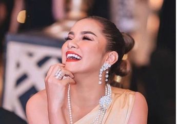 Olla Ramlan Kenakan Tas Mewah Hermes Saat Foto Mesra Bareng Suami, Intip Gayanya!