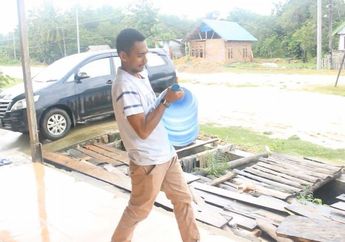 Sering Diremehkan! Seorang Tukang Angkat Galon Raih Kursi di DPRD