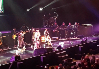 Yura Yunita Bius Penonton dengan Penampilan Nyentrik dan Tarian Koreografi Lincah